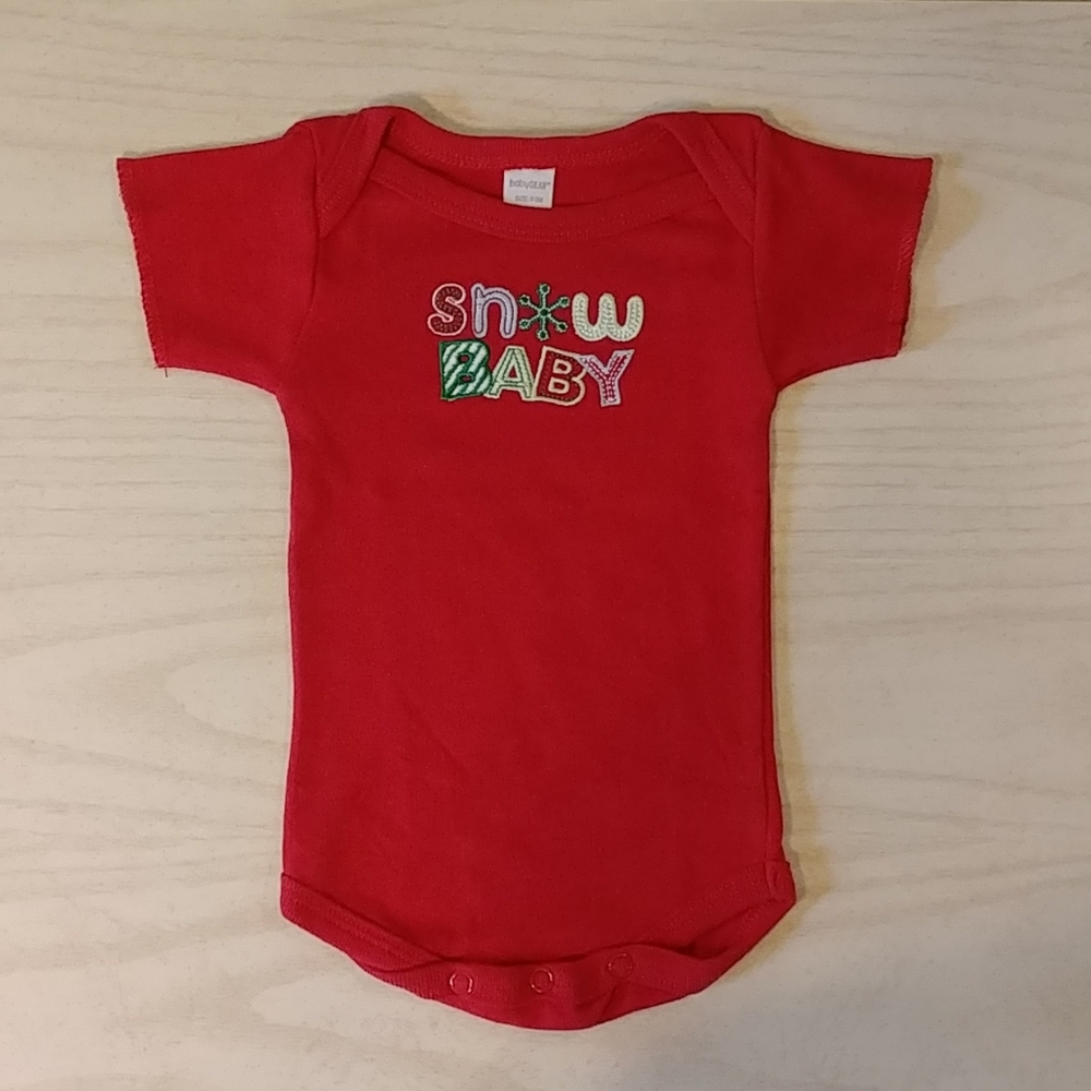 SNOW BABY ONESIE SIZE 0-3 MONTHS.